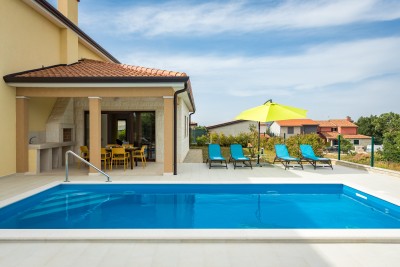 Moderna samostojeća kuća s bazenom u okolici Buja, blizina slovenske granice