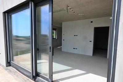 Stanovanje v nadstropju moderne novogradnje v okolici Umaga, le 1,5 km od morja, 50 m² + zunanja terasa + letna kuhinja, top!!