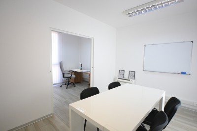 Ekskluzivno u ponudi: Uredski prostor 105 m² na prvom katu, blizina centra Umaga etažirano, više zakupaca, 100 m od mora