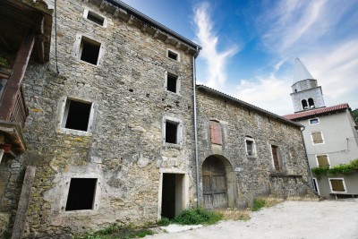 Casa da ristrutturare a Kostanjica con vista diretta su Grožnjan, 160 m2