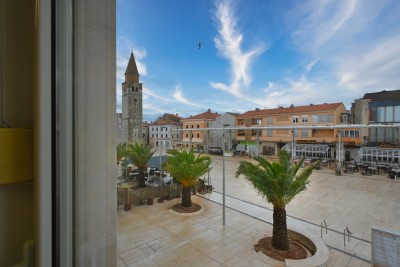 Stanovanje v prvem redu ob morju na glavnem mestnem trgu v Umagu