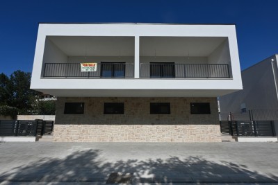 Moderne Doppelhaushälfte mit Pool in der Nähe von Umag