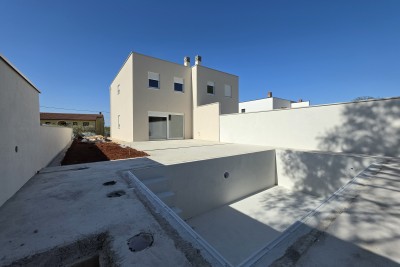 Doppelhaushälfte mit Pool in der Nähe von Umag, unmittelbare Nähe zu einem Strand!