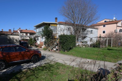 Stan sa dvorištem i garažom u blizini Centra Umaga