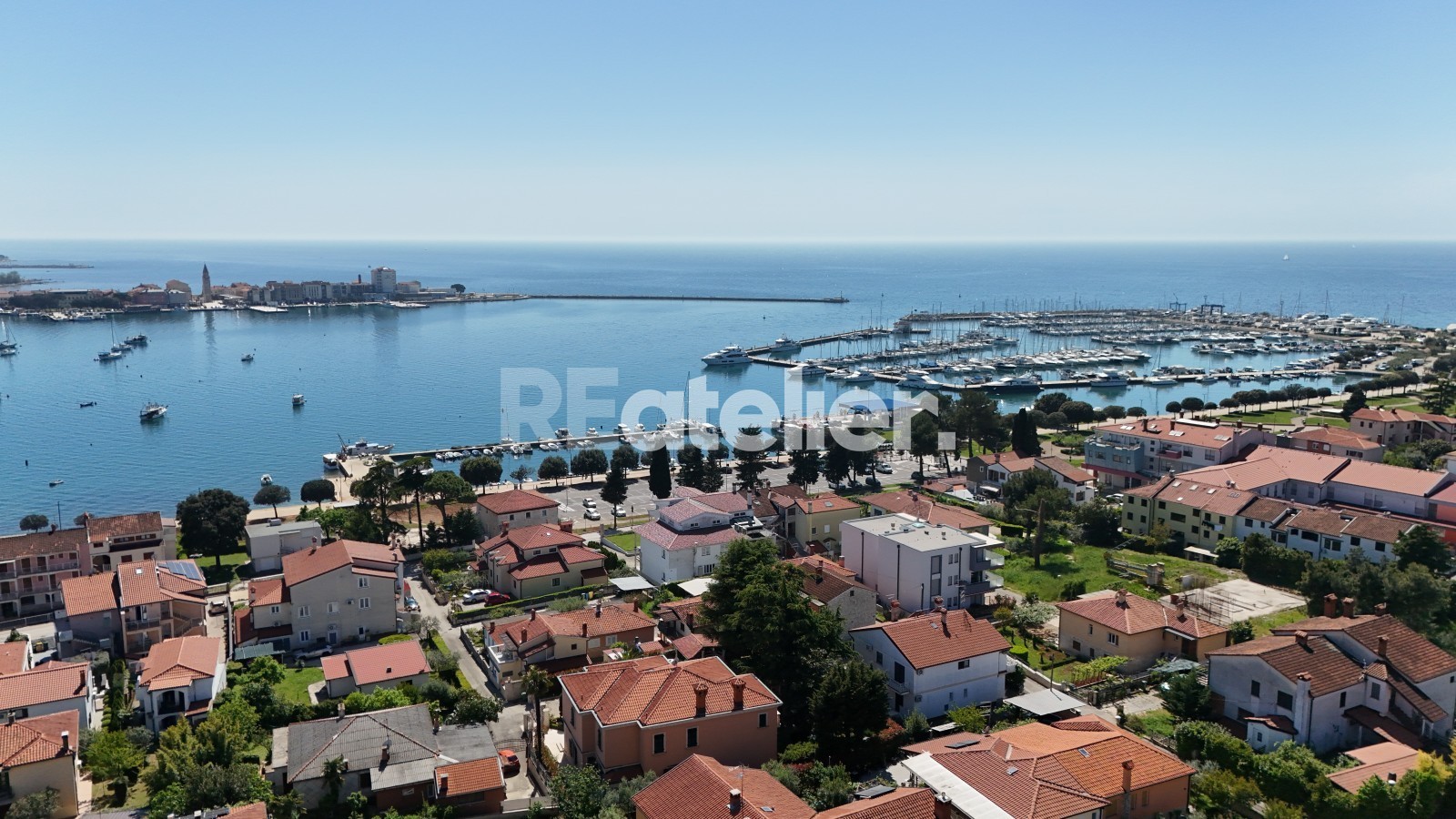 Ekskluzivno u ponudi: Uredski prostor 105 m² na prvom katu, blizina centra Umaga etažirano, više zakupaca, 100 m od mora