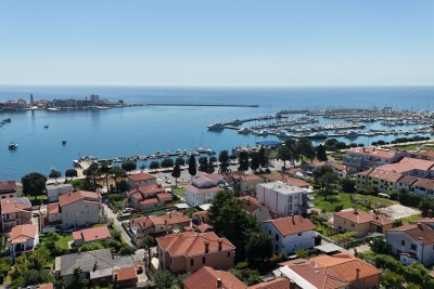 Ekskluzivno u ponudi: Uredski prostor 105 m² na prvom katu, blizina centra Umaga etažirano, više zakupaca, 100 m od mora