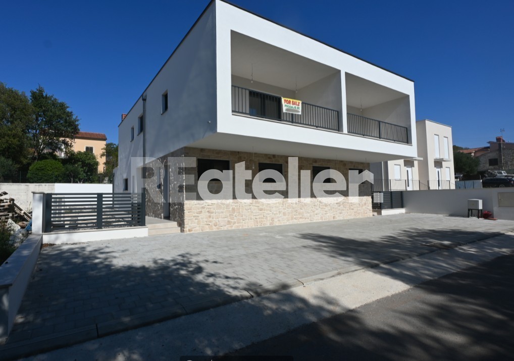 Moderne Doppelhaushälfte mit Pool in der Nähe von Umag