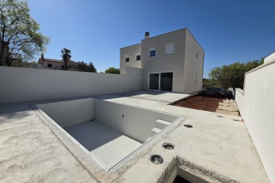 Doppelhaushälfte mit Pool in der Nähe von Umag, unmittelbare Nähe zu einem Strand!