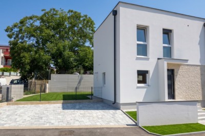 Moderna dvojna kuća u okolici Umaga, novogradnja, izuzetna prilika!